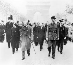 Le défilé du 11 novembre 1944 sur les Champs-Élysées