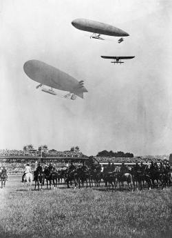 evue du 14 juillet [à Longchamp, passage de deux dirigeables, le Clément-Bayard III et le Conté, et d'un avion