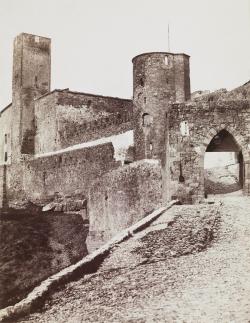 la tour de l’Évêque vue depuis la porte de l’Aude.