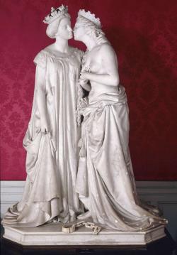 Ce groupe de deux femmes, sculpté en marbre blanc de Carrare, représente à droite l’Italie et la France