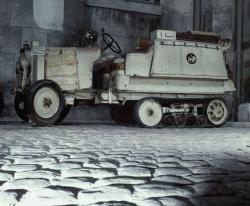 Les aventuriers voyagent à bord de véhicules « tout-terrain » construits par les usines d’André Citroën et pour lesquels celui-ci a acquis en 1920 un brevet de chenilles en caoutchouc.