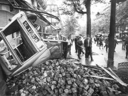 Vestiges de barricades, boulevard Saint-Michel à Paris, après les émeutes étudiantes de mai 1968 Zint Günter (né en 1941)