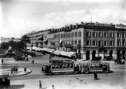 Nice. Place Masséna à l'angle de l'avenue de Verdun