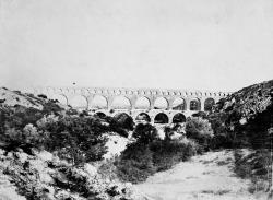 pont à trois niveaux destiné au passage d’un aqueduc romain.