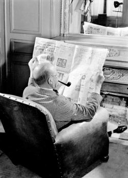 La photographie est une vue prise dans un intérieur citadin cossu, avec une cheminée ornée de rosaces