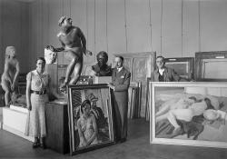 Rose Valland avec le conservateur André Dézarrois préparent l'exposition L’Art italien des XIXe et XXe siècles.
