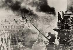 Le drapeau soviétique planté sur le Reichstag à Berlin 