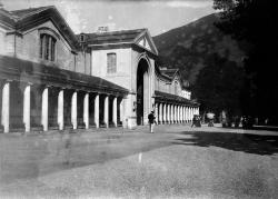 Pris depuis la place centrale, le cliché montre de trois quarts la façade d’un vaste bâtiment de style « antique »