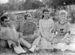 Le document est une photographie de tournage prise par Eli Lotar en 1936. Elle représente les quatre comédiens principaux du film de Jean Renoir Une partie de campagne. 