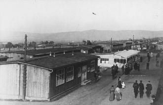 Vue du camp de Holzminden avec femmes et enfants prisonniers