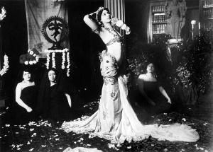 Mata Hari exécutant des danses brahmaniques dans la bibliothèque du Musée Guimet