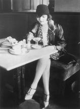 Jeune femme en solo au