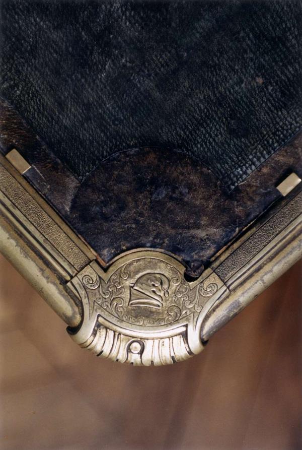 Bonnets phrygiens, emblèmes ajoutés à l'époque révolutionnaire aux quatre coins de la table.