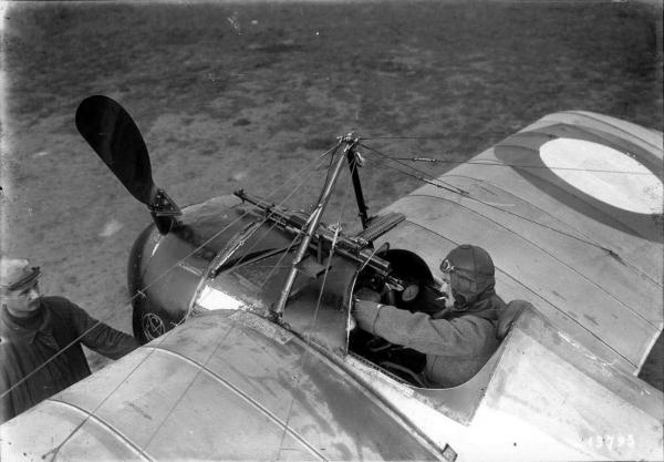 Jules Védrines à bord de son Morane