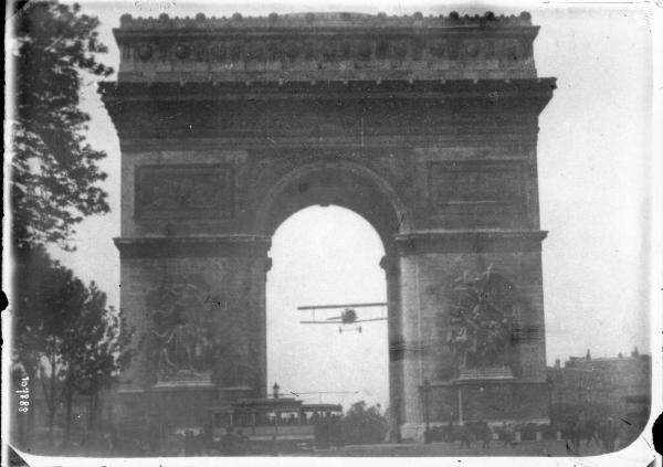 Charles Godefroy passe sous l'Arc de triomphe.