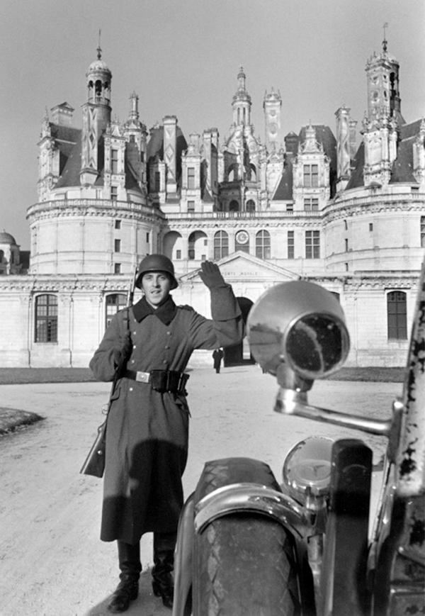 Une sentinelle allemande devant le château de Chambord.