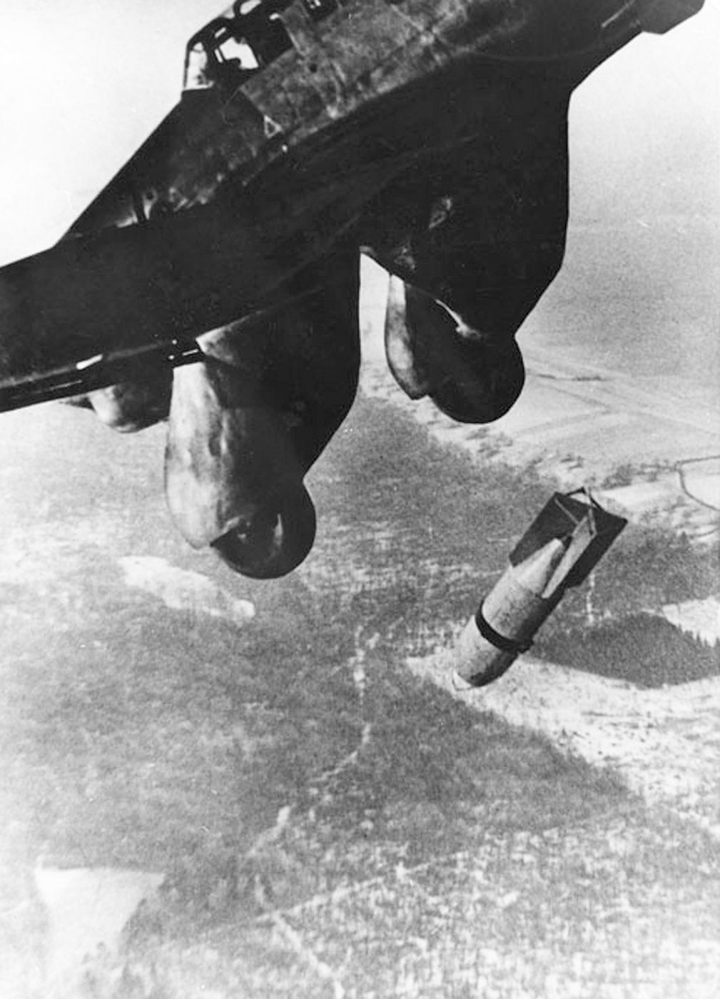 Un avion de combat Junkers "Ju 87 A" lance une bombe "SC-500"