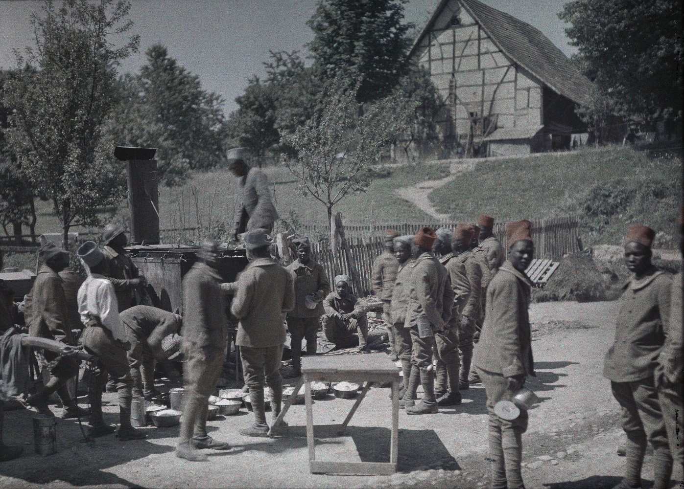 Groupe de militaires sénégalais pendant l'heure de repos à Saint-Ulrich (Haut-Rhin)