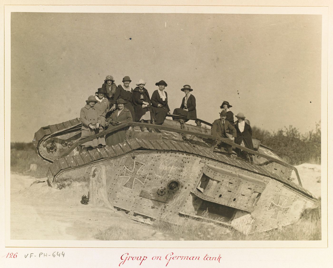 Groupe de femmes sur un tank allemand