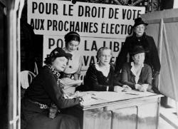 Centre de propagande pour le vote des femmes, dirigé par Louise Weiss, leader des associations féministes françaises. De gauche à droite : Maryse Demour, Hélène Roger-Viollet, Jeanine Nemo, Louise Weiss et Clara Simon. Paris, février 1936