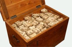 Visibles à l'intérieur de la caisse, des paquets d'assignats de dix sous et de quinze sol payables au porteur.1792-1793