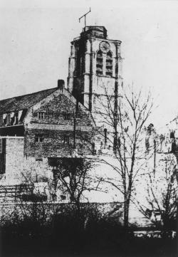 PHOTOGRAPHIE DU CLOCHER DE L'ÉGLISE SAINT-CATHERINE DE LILLE SURMONTÉ D'UN TÉLÉGRAPHE.