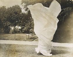 Loïe Füller enroulée dans son voile danse