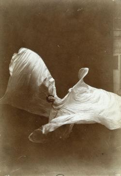 Loïe Fuller dansant avec son voile