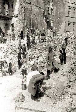 Berlin, enlèvement de décombres par des habitants