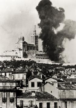 Bombardement allemand sur la basilique Notre Dame de la Garde (Notre-Dame-de-la-Garde), aussi appelee la "Bonne Mere", lors de l'entree des troupes alliees.