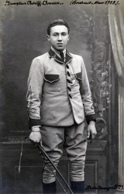 le jeune homme en tenue « de travail », fouet dans la main droite. Avec ses parements noirs et ses manches brodées, sa veste est typique des dresseurs de fauves de l’époque.
