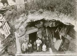 La seconde, prise dans le village de Chavigny, présente une famille dont la maison a vraisemblablement été détruite par les bombardements.