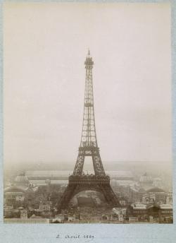 en passant par le troisième étage, comme le montre la photographie prise le 2 avril 1889, deux jours après l’inauguration.