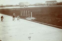 course cycliste vue de la tribune du vélodrome