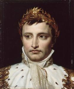 Napoléon est de face, la tête tournée vers la droite.