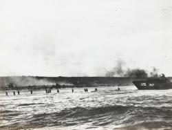 À droite apparaît la proue d’une péniche de débarquement d’où s’élancent des soldats. 