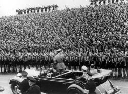 Défilé d'Adolphe Hitler à Nuremberg en 1938