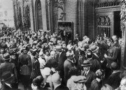 Une foule allemande devant une caisse d'épargne, 1932