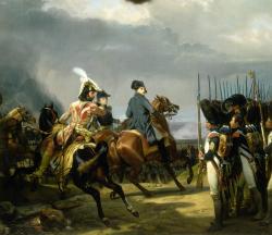 Napoléon, entouré de Berthier (à gauche de l’Empereur) et de Murat (en pelisse rouge galonnée d’or), passe au galop devant les rangs de la garde impériale à pied