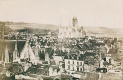 l’église Saint-Ouen apparaît au milieu d’une vue d’ensemble de la ville.