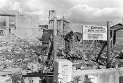 Deux garçons dans un champ de ruines près du centre de l'explosion Lohse Bernd (1911-1996)