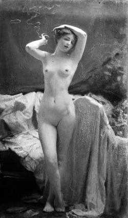 femme nue qui s’étire 