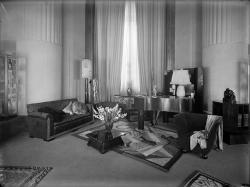 Son aménagement réalisé par les différents ateliers de Primavera contraste assez fortement avec l’aspect extérieur, comme le montre la vue du vaste salon.