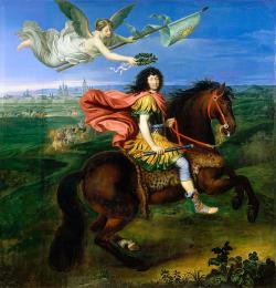 Louis XIV, au centre et au premier plan du tableau, sur un cheval bai cabré, est vêtu à la romaine.
