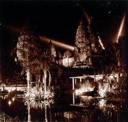 La photographie prise de nuit de la reconstitution du temple d’Angkor Vat est un témoin de toute la mise en scène théâtrale voulue par les organisateurs de l’Exposition coloniale. 