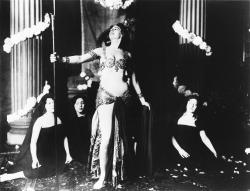 Mata Hari dansant dans la bibliothèque du Musée Guimet