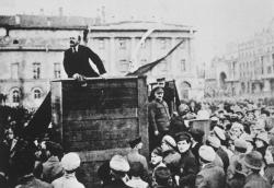 Lénine prend la parole devant des troupes sur le point de partir combattre l’armée polonaise qui s’est avancée vers l’est dans des territoires que les bolcheviks considèrent comme les leurs