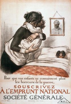 mère mettant au lit son enfant, poupée alsacienne dans le lit