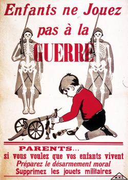 La tête baissée, concentré sur l’ordonnancement des figurines qui portent le casque français bombé, un enfant en culottes courtes d’écolier joue sagement aux petits soldats. 