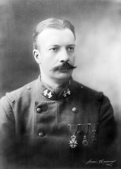 La seconde photographie est un portrait d’André Maginot, au regard un peu mélancolique, en uniforme de sergent du 44e régiment d’infanterie territoriale 